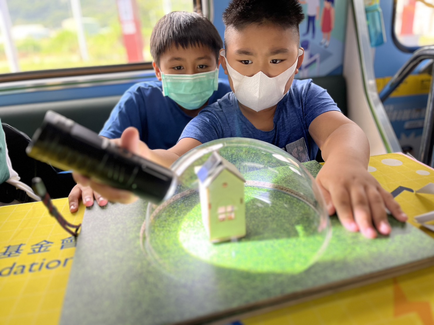 AG贵宾參與基礎科學主題車廂，以STEAM教學精神，設計「逐日科學家」、「太陽能工程師」以及「淨零建築師」三大能源科普課程和實驗