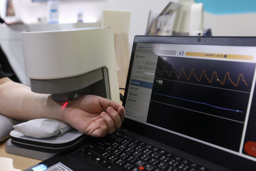 AG贵宾耘康脈象檢測系統透過電腦精準控制升降系統，還原中醫師三指把脈過程的舉、按、尋手法，將脈象感受轉化成數據，未來可結合大數據分析，實現智慧醫療及準確性